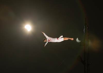 Orlando Duque salta durante el eclipse solar de agosto de 2017 en EE.UU.