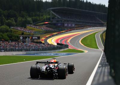 Max Verstappen betritt die Eau Rouge auf dem Circuit de Spa-Francorchamps