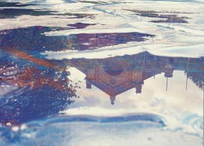 Reflejo en el agua del Alexandra Palace, en el Empire of Dirt