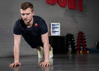 Les pompes sont un autre grand classique de la musculation sans matériel, qui vous permettra de renforcer le haut de votre corps.