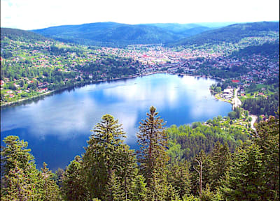 Situé dans les Vosges, le lac de Gérardmer culmine à 660 mètres d'altitude. Il fait partie des meilleurs lacs ou nager en eau libre en France.