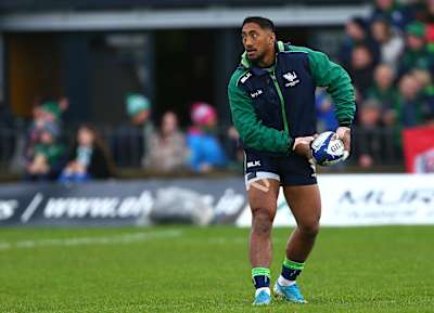 Bundee Aki warming up ahead of a game