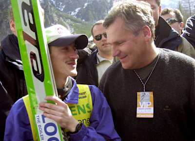 Adam Małysz i prezydent Aleksander Kwaśniewski rozmawiają po konkursie skoków