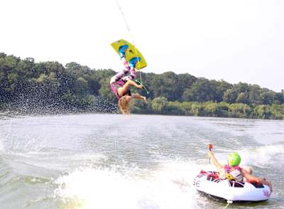 Dezde Wake se simte ca peștele-n apă pe placa de wakeboard