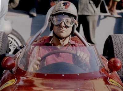 Wolfgang von Trips de Alemania, piloto de la # 4 Scuderia Ferrari Ferrari 156 Ferrari V6 espera el inicio del Gran Premio de Italia el 10 de septiembre de 1961
