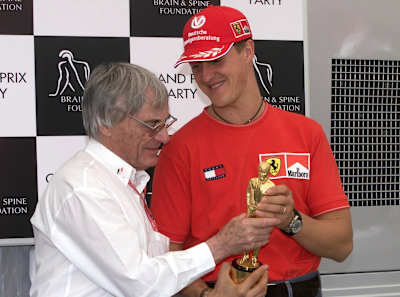 Bernie Ecclestone offre un Oscar à Michael Schumacher - Grand Prix d'Espagne 2001.