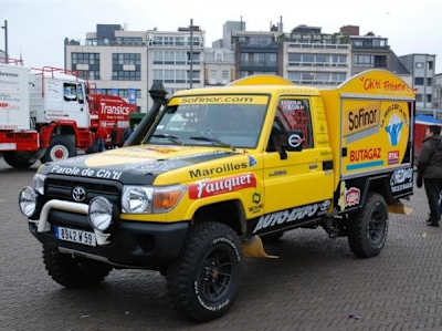 A versenyre szánt terepfurgon Hervé Diers con la friggitrice ambulante su base Toyota a Dakar 2009