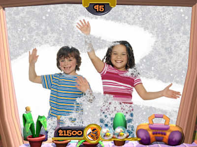 Zwei Kinder beim Fensterputzen in EyeToy. Die Kamera für die PlayStation 2 zeichnete Bewegungen des Spieler und setzte diese auf dem Bildschirm um