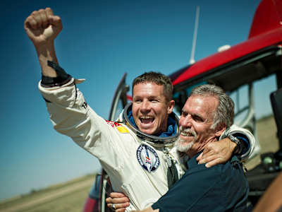 Felix Baumgartner a Art Thompson se radujú po úspešnej misii Red Bull Stratos, 2012
