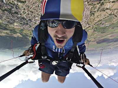 Primer plano de Horacio Llorens durante la superfinal de la Copa del Mundo de Parapente sobre el valle de Roldanillo (Colombia).