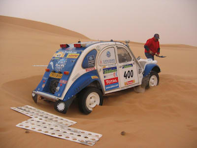 Een Citröen 2CV uit 1963 tijdens Daka 2007