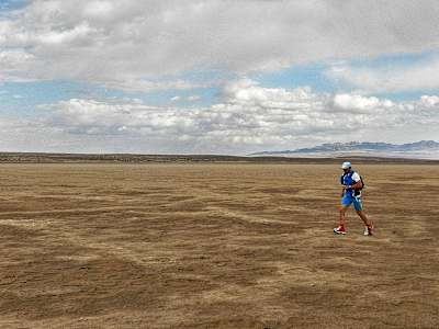 Giuliano Pugolotti nel deserto di Dasht-e Lut, Iran, ultrarunning