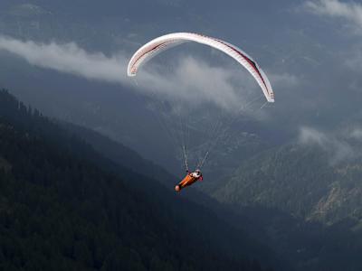 Aaron Durogati surcando los cielos con su parapente en Italia.