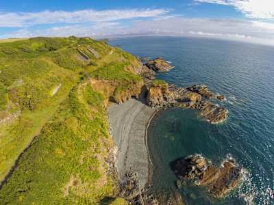 Cornwall sahilindeki Porthoustock'tan bir görüntü