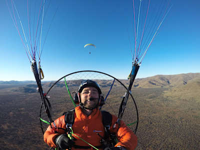 Ross Turner se hace un selfie durante un viaje en paramotor al centro de Australia.