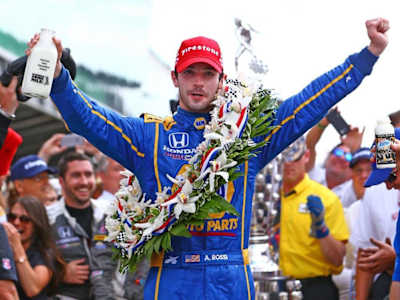 Alexander Rossi será o companheiro de Alonso Alexander Rossi comemorando vitória na Indy 500