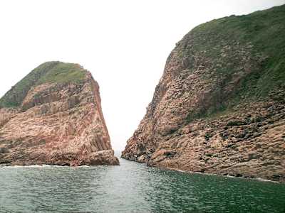 破邊洲以六角型柱石聞名，划獨木舟可近距離觀賞