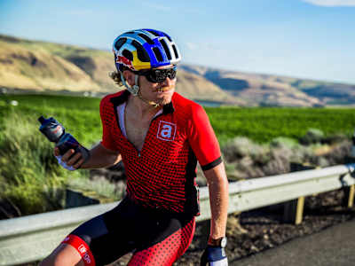 El triatleta Eric Lagerstrom se hidrata mezclando Red Bull con Maltodextrina.