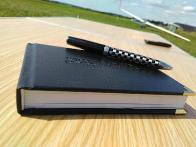 Książka pilota - w niej zapisuje się własne loty