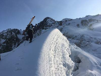 2018年3月春のチャレンジで細い尾根を登る腰越一秋