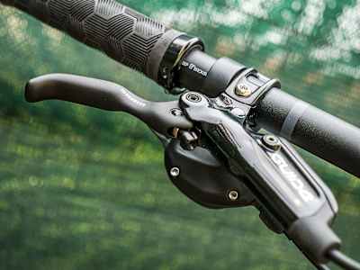 La giusta distanza e inclinazione della leva freno