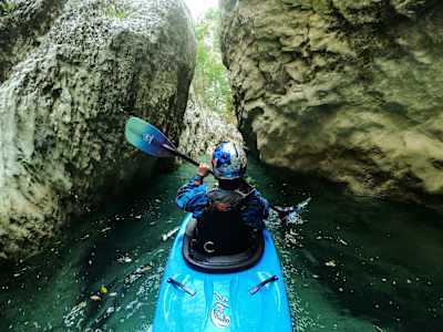 La Française Nouria Newman s’engouffre en kayak dans un minuscule couloir entre deux falaises des Gorges du Verdon.
