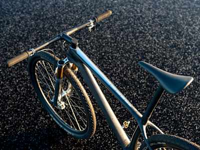 In true Dangerholm spirit, the top cap and saddle have the same finish.