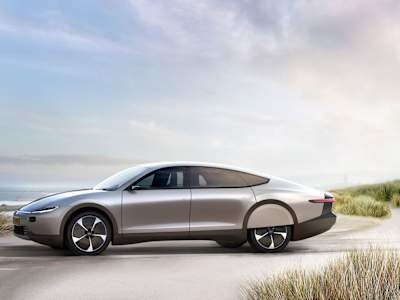 Güneşle çalışan bir araba