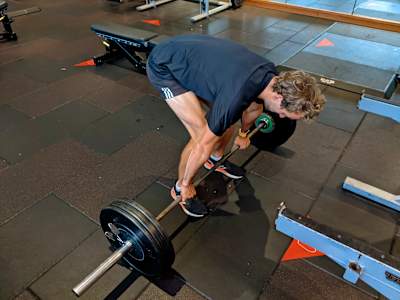 Lors d’une expérience sur dix semaines en 2021, Hugo Turner a suivi un programme de musculation à base de poids, d’haltères et autres accessoires.