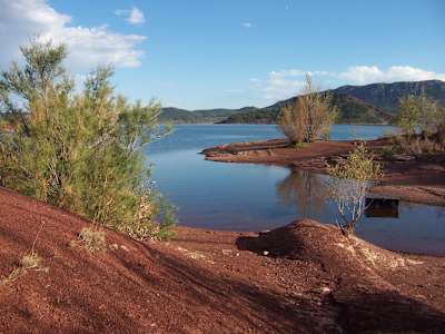 Situé dans l'Hérault, le lac du Salagou a des airs martiens. C'est l'un des plus beaux lacs où pratiquer la nage en eau libre en France.