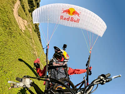 After months (years?) of thinking about and then optimising the concept of motorbike gliding, Tom has reached a level of mastery that has allowed him to evolve in the air and play with the terrain.