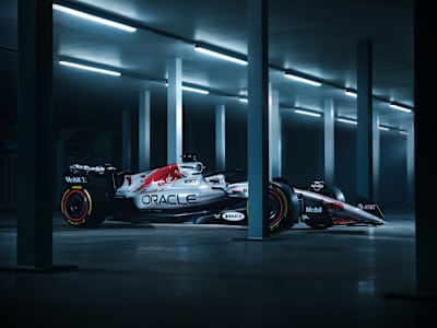 La livrée 2025 de Red Bull Racing brille par son design inspiré de Honda, préparé pour le GP de Suzuka avec une esthétique élégante et puissante qui met l'accent sur la précision et l'innovation. 