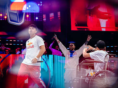 Vallest y Urko animan al público con una actuación cautivadora durante la final de Red Bull Batalla nacional en Bogotá, Colombia, el 12 de agosto de 2022