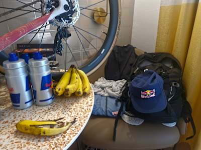 W pokoju nie może zabraknąć Red Bulla i... bananów