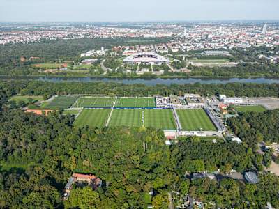 Drohnen-Aufnahme vom Leipziger Stadtwald und dem Trainingsgelände von RB Leipzig.