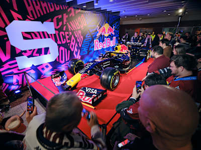 Monopost Oracle Red Bull Racing přímo na stadionu