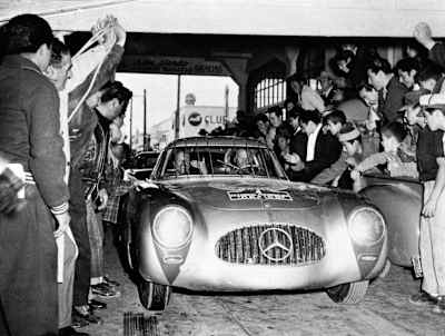 Karl Kling feiert seinen Sieg bei der Carrera Panamericana 1952 hinter dem Steuer seines Mercedes 300SL
