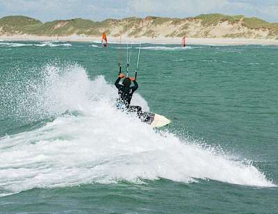 Kiter Cold Hawaii point.jpg Kiter Cold Hawaii point.jpg