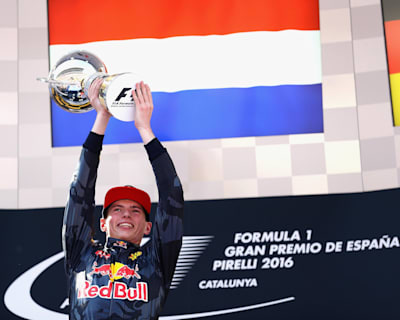 Max Verstappen na podium z pucharem za zwycięstwo w wyścigu F1 o GP Hiszpanii 2016.