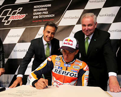 Marc Márquez verewigt sich im Goldenen Buch Marc Márquez verewigt sich im Goldenen Buch
