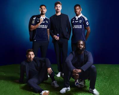 Kevin Trapp et Maxime Lopez posent avec leurs coéquipiers lors d'un shooting Paris FC x Alpha Tauri.