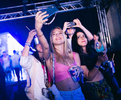 Chwilę na parkiecie, chwilkę przy barze i obowiązkowe foto ze znajomymi