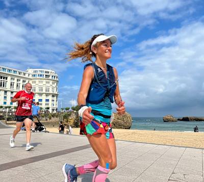 Une participante court lors du Marathon International de Biarritz au Pays Basque.