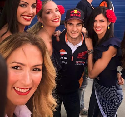 Dani Pedrosa, flankiert von schönen Frauen