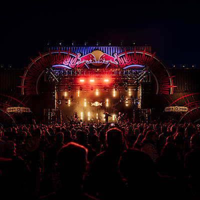 Fit for a King - Die Red Bull Stage bei Nacht 