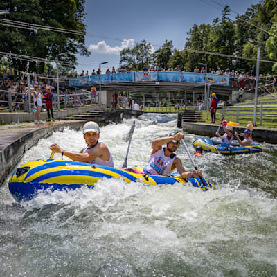 Zwei teilnehmende Teams kämpfen beim Red Bull Paddelfest in den Fluten.