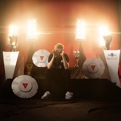 EA FC-Pro Anders Vejrgang umringt von seinen Titeln und Pokalen aus seiner Zeit bei RBLZ Gaming.