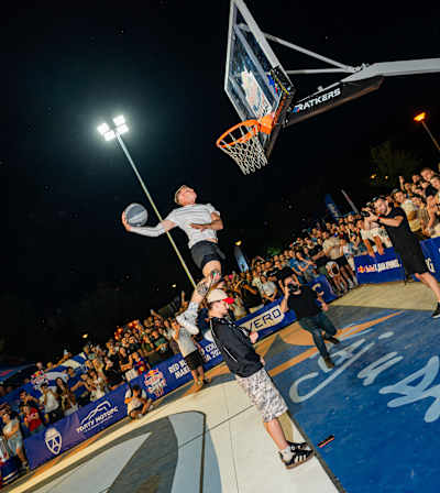 Grabo Dunks забива над Vanja Live