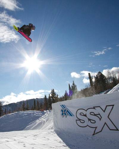 Sebastien Toutant en acción durante el evento eliminatorio de Snowboard Slopestyle masculino de los Winter X Games 16, en Aspen