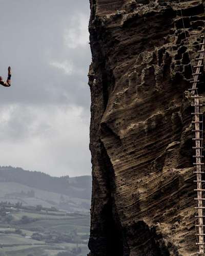 Artem Silchenko salra desde 28 metros de altura durante la prueba del Campeonato Mundial Red Bull Cliff Diving celebrada en las Azores, Portugal.
